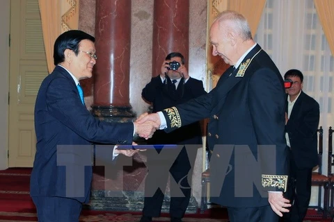 Le président Truong Tan Sang reçoit l'ambassadeur de Russie au Vietnam, Konstantin Vnokov, venu lui présenter ses lettres de créance. (Source: VNA)